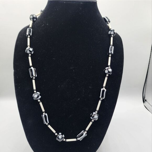 Glass beaded black & white necklace - Picture 1 of 3